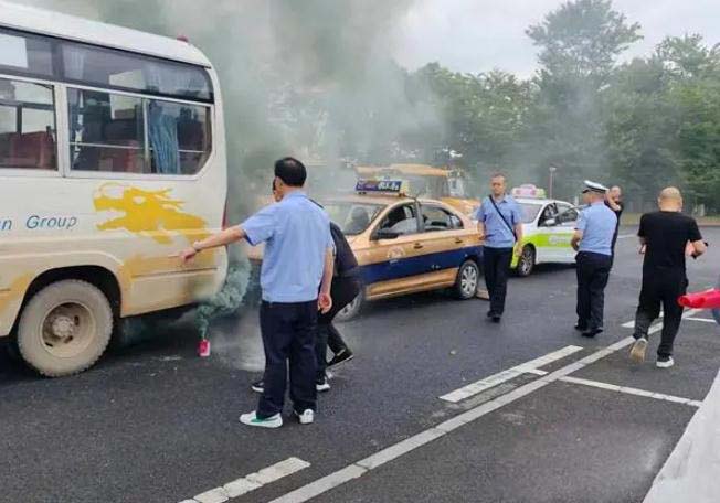 常德桃花源交警組織多部門(mén)開(kāi)展道路交通事故應(yīng)急演練