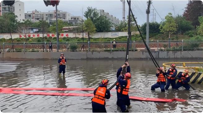 麒麟?yún)^(qū)遭暴雨突襲|部分道路積水嚴重，消防緊急排澇解憂
